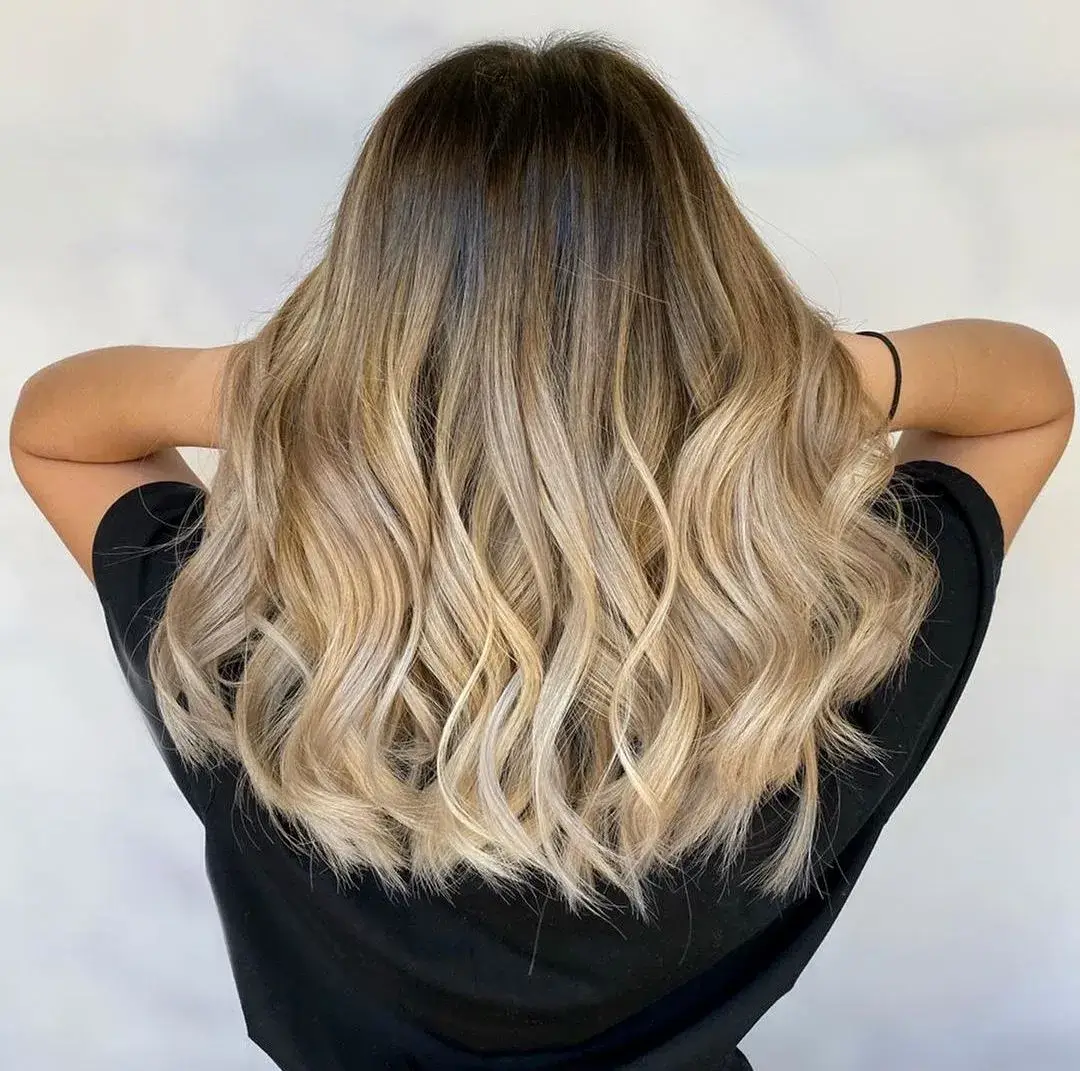 Coiffure blonde avec balayage au salon Toujours Belle